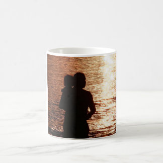 Silhouette der Tasse von Vater und Kind