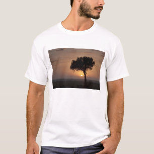 Silhouette des Baumes auf schlichten, Masai Mara 2 T-Shirt