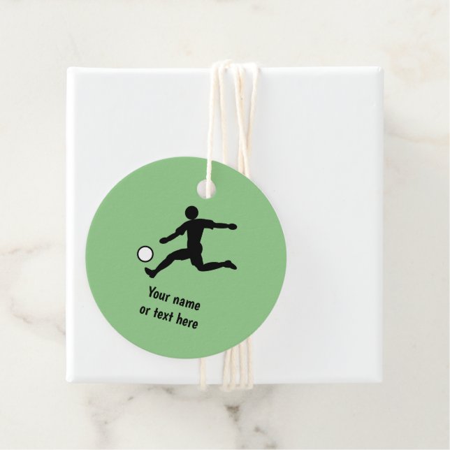 Silhouette des Fußballspielers mit Ball auf Grün Geschenkanhänger (Beispiel)