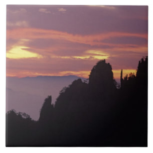 Silhouette des Mt. Huangshan (Gelber Berg) bei Fliese