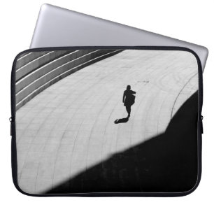 Silhouette EINER PERSON, DIE AUF DER GRAUEN KONKRE Laptopschutzhülle