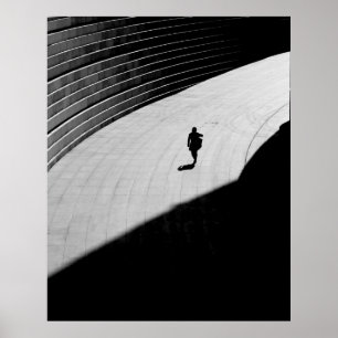 SILHOUETTE EINER PERSON, DIE AUF DER GRAUEN KONKRE POSTER