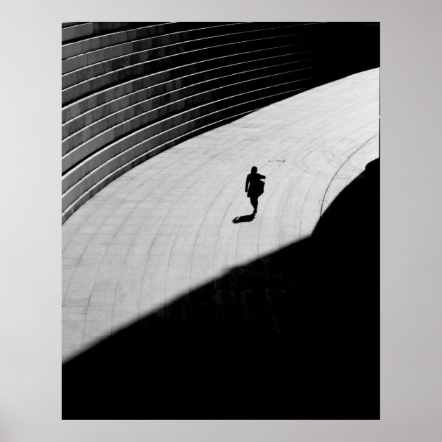 SILHOUETTE EINER PERSON, DIE AUF DER GRAUEN KONKRE POSTER (Vorne)