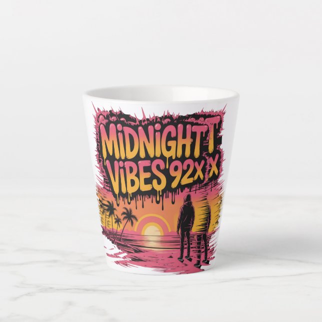 Silhouette eines Mannes stehend am Strand Latte Ta Milchtasse (Vorderseite)