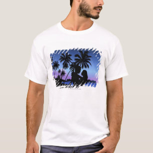 Silhouette eines Paares, das auf dem Strand umfaß T-Shirt