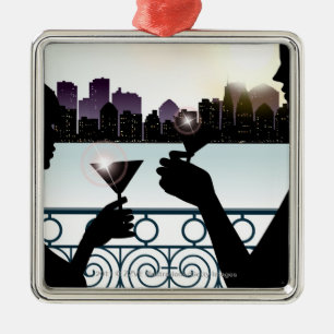 Silhouette eines Paares, das Martini-Gläser röst Ornament Aus Metall