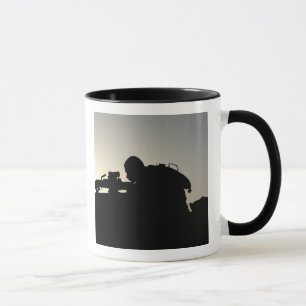 Silhouette eines Squad-Schusswaffenspielers Tasse