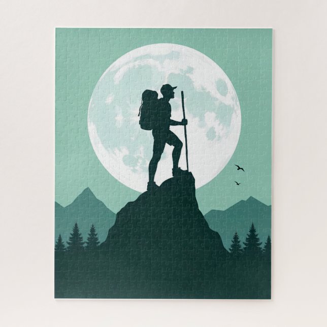 Silhouette eines Wanderers auf einem Gipfel mit Mo (Vertikal)