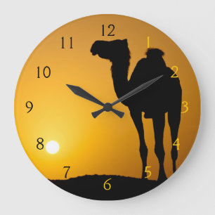 Silhouette eines wilden Kamels am Sonnenuntergang Große Wanduhr