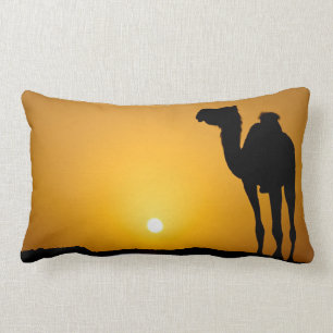 Silhouette eines wilden Kamels am Sonnenuntergang Lendenkissen