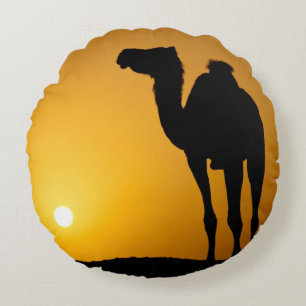 Silhouette eines wilden Kamels am Sonnenuntergang Rundes Kissen