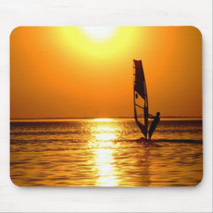 Silhouette eines Windsurfer Mousepad