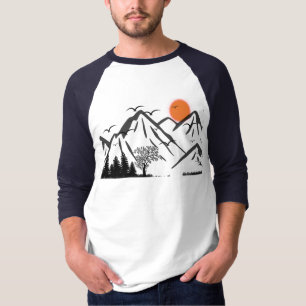Silhouette in Bergen mit fliegenden Vögeln T-Shirt