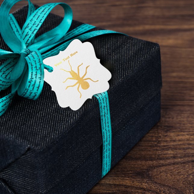 Silhouette in Gold von Big Creepy Crawly Ant Geschenkanhänger (Gold foil big ant silhouette on hanging gift tag.)