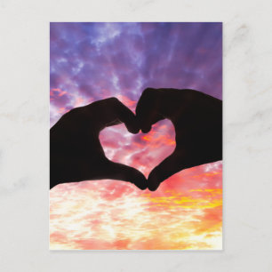 Silhouette in Herzform und schöner Himmel Postkarte