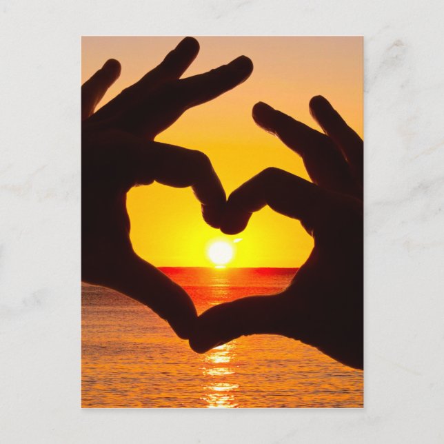 Silhouette in Herzform und Sonnenaufgang über Postkarte (Vorderseite)