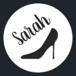 Silhouette mit schwarzen High-Heels-Stilettos Runder Aufkleber<br><div class="desc">Maßgeschneiderte,  schwarze High Heel Aufkleber Schuhe Silhouette Klassischer Rundaufkleber. Klassische Grafik mit Skripttypografie. Farben können geändert werden. Gut wie Umschlag Aufkleber und Gastgeschenk-Dichtungen. Spaß für Geburtstag,  Hochzeit,  Brautparty,  Girls Wochenende und mehr.</div>