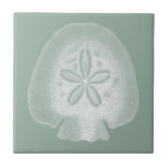 Silhouette Sand Dollar Fliese<br><div class="desc">Können Sie sich vorstellen,  Ihr Leben am Strand zu verbringen? Holen Sie sich dieses schöne Bild dieser Silhouette und Dollar,  um Ihre Strandkollektion zu ergänzen. Dieses einzigartige,  lichtdurchlässige Kunstwerk ist großartig für jedes Ihrer Zazzle-Produkte. Es ist zeitgenössische und moderne Kunst macht Sie zum stilvollsten unter Ihren Freunden.</div>