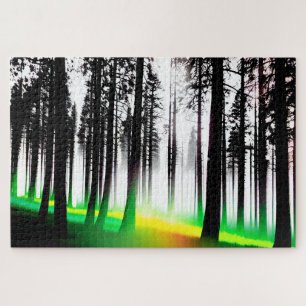 Silhouette Schwarze Bäume mit Grün- und Gelbleucht