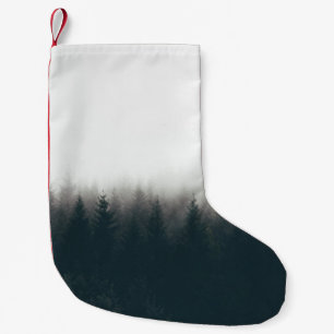 Silhouette von Bäumen, bedeckt von Nebel Kleiner Weihnachtsstrumpf