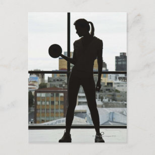 Silhouette von Frauen, die Gewichte im Fitnessraum Postkarte