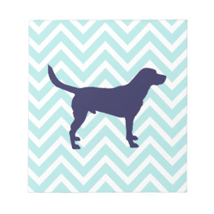 Silhouette von Hunden in Dunkelblau auf Zickzack M Notizblock