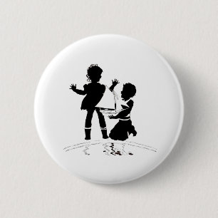 Silhouette von Mädchen und Jungen und Modellschiff Button