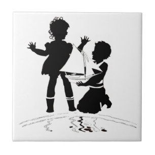 Silhouette von Mädchen und Jungen und Modellschiff Fliese