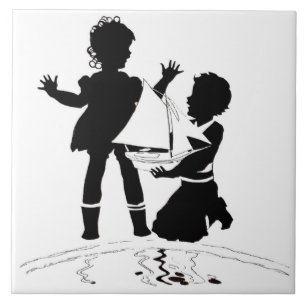 Silhouette von Mädchen und Jungen und Modellschiff Fliese