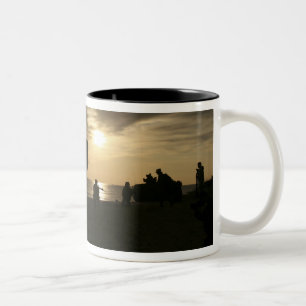 Silhouette von Marinen Zweifarbige Tasse
