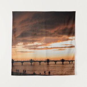 Silhouette von Menschen am Strand während des Sonn Wandteppich