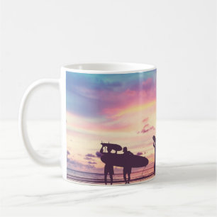 Silhouette von Surfern, die ihre Surfboards tragen Kaffeetasse