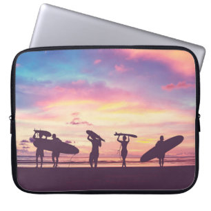 Silhouette von Surfern, die ihre Surfboards tragen Laptopschutzhülle