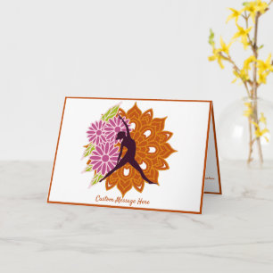 Silhouette Zen Yoga Pose auf goldenem Mandala Karte
