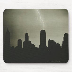 Silhouetten der Wolkenkratzer und des Blitzes im Mousepad