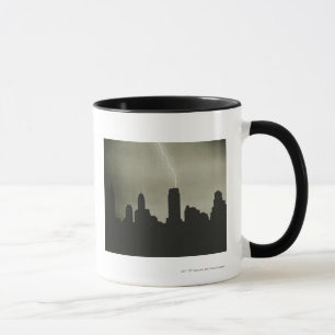 Silhouetten der Wolkenkratzer und des Blitzes im Tasse
