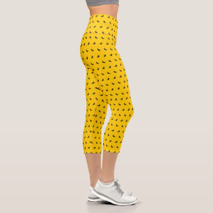 Silhouetten von kleinen schwarzen Bananen auf Gelb Capri Leggings