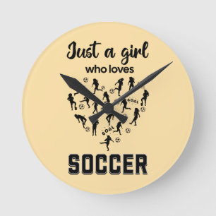 Silhouetten von Mädchen, die Fußball spielen  Runde Wanduhr