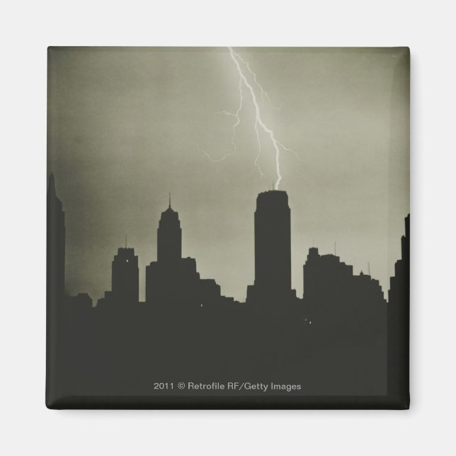 Silhouetten von Wolkenkratzern und Blitzen am Himm Magnet (Vorne)