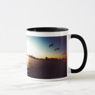 Silhouettierte Tokyo-Bucht-Skyline am Tasse