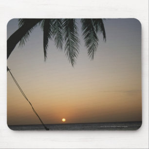 Silhuetted leere Hängematte am Sonnenuntergang Mousepad
