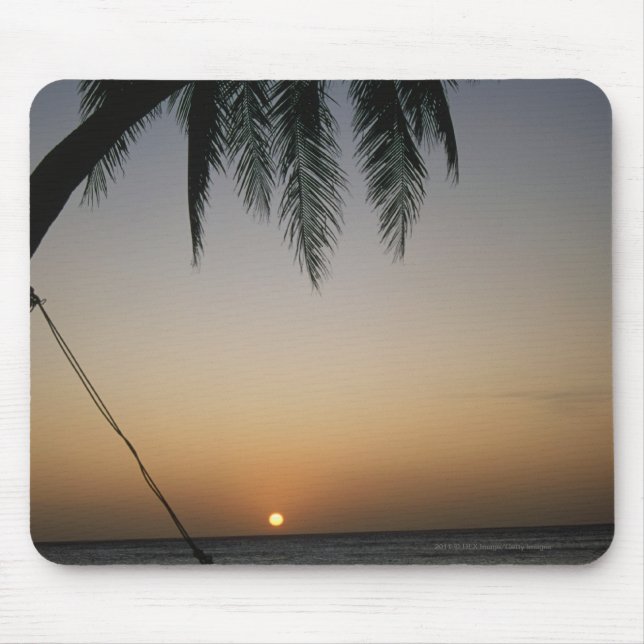 Silhuetted leere Hängematte am Sonnenuntergang Mousepad (Vorne)
