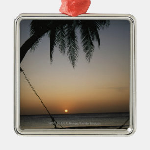 Silhuetted leere Hängematte am Sonnenuntergang Ornament Aus Metall