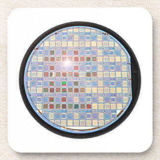 Silizium-Wafer auf einem Chip mit weißem Hintergru Getränkeuntersetzer
