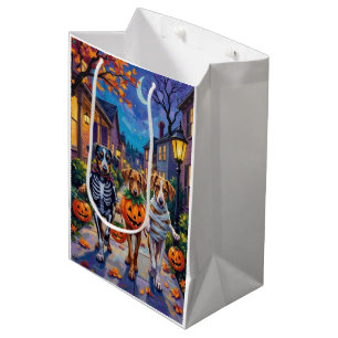 Silken Windhound-Hunde in Halloween-Kostümen Mittlere Geschenktüte