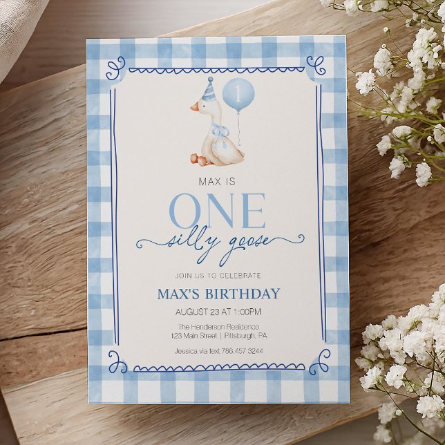 Silly Goose First Birthday Blue Gingham Boy  Einladung (Von Creator hochgeladen)