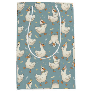 Silly Goose Party – Blue Background with Feathers Mittlere Geschenktüte