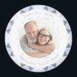 Silver 25. Wedding Anniversary Keepake-Geschenk Magnet<br><div class="desc">Hübsch Silver Gray 25. Hochzeit Jubiläum Keepake Foto Geschenk Magnet. In Variationen von weichem Grau für Ihre fünfundzwanzigste Jahr der Ehe. Ein modernes geometrisches Muster rundet das Bild in der Mitte ab. Ersetzen Sie das Foto auf diesem preisgünstigen Kühlschrankmagnet durch ein Foto Ihrer eigenen Hochzeitsfeier. Der Standardtext oben steht für...</div>