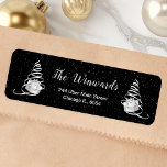 Silver and Black Christmas Gift<br><div class="desc">Dieses elegante und schicke Retourenlabel besticht durch ein silberfarbenes Weihnachtsbaum mit einem Geschenk. Der Text kombiniert handgeschriebene Skripte mit modernen serifenlosen Schriftart für ein elegantes und raffiniertes Aussehen. Der fallende Schnee,  Schneeflocken und Glitzern geben eine festliche und magische Touch. Das ist perfekt für Weihnachten und die Ferienzeit.</div>