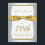 Silver and Gold 70. Geburtstag Einladung<br><div class="desc">Stilvolles Silber und Gold 70. Geburtstag Einladung mit DRUCKEN auf Band und schmuckbraune Fibel. Die Einladung ist vollständig anpassbar, sodass Sie die Nummern zu einem 50., 60., 80., 90. Geburtstag oder einer beliebigen Zahl, die Sie benötigen, ändern können. Wenn Sie passende Produkte wie RSVP-Karten, Porto, Briefumschläge etc. benötigen, senden Sie...</div>